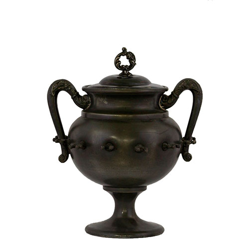 Sub.:15-Oc - Lote: 241 -  Recipiente de esta�o sobre pie, con dos asas y tapa.