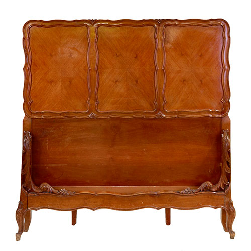 Sub.:15-Oc - Lote: 329 -  Cama completa con largueros. En madera tallada.