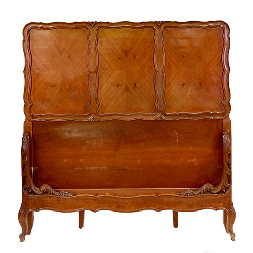 Sub.:15-Oc - Lote: 330 -  Cama completa con largueros. En madera tallada.