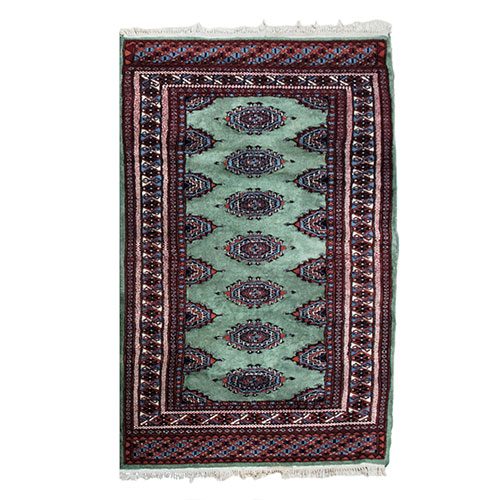 Sub.:15-Oc - Lote: 123 -  Alfombra de pasillo de cenefa roja con decoraci�n de medallones como central de campo recortada sobre fondo verde.