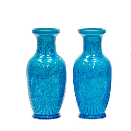 Sub.:15-Oc - Lote: 389 -  Pareja de jarrones en porcelana en azul con decoracion incisa de temas vegetal.