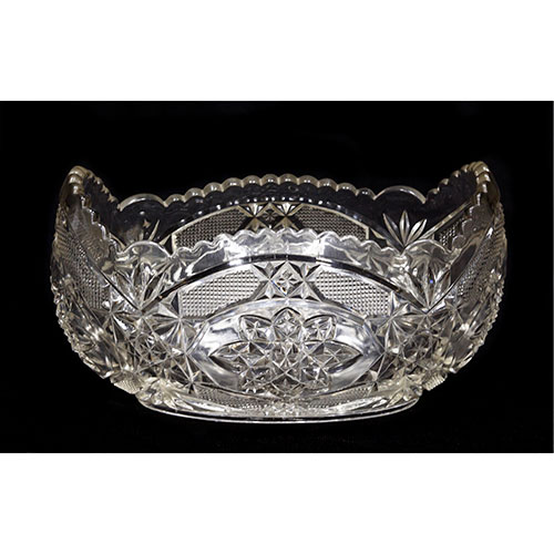 Sub.:15-Oc - Lote: 337 -  Centro de mesa en cristal tallado, de borde alabeado y profusa decoraci�n floral y geom�trica.