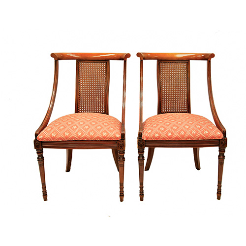 Sub.:15 - Lote: 1156 -  Pareja de sillas modelo gndola con respaldo de rejilla y asiento tapizado.