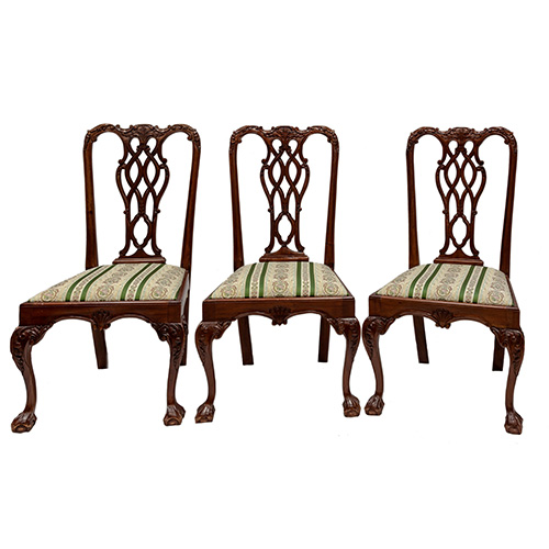 Sub.:15 - Lote: 145 -  Conjunto de seis sillas chippendale en madera de caoba tallada con respaldo calado y asiento tapizado.