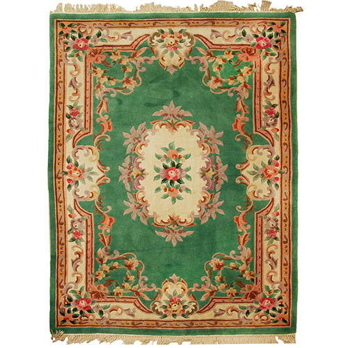 Sub.:15 - Lote: 147 -  Gran alfombra en lana con decoracin floral geometrizada en cartucho geomtrico y rosetn central. 