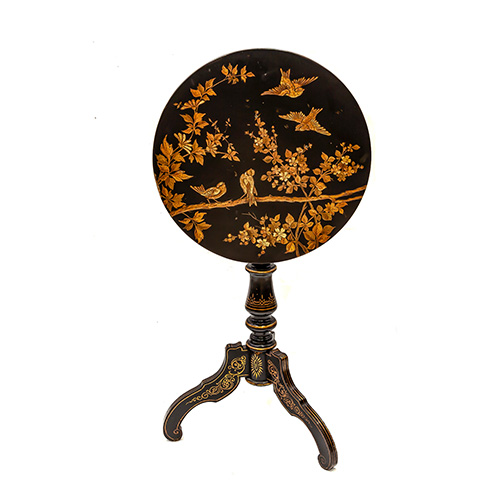 Sub.:15 - Lote: 158 -  Mesa circular abatible en madera lacada con motivos orientales en dorado. Napolen III s. XIX.