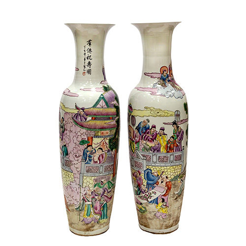 Sub.:15 - Lote: 1251 -  Pareja de grandes jarrones chinos en porcelana esmaltada con paisaje policromo de ciudad y escenas cotidianas orientales.