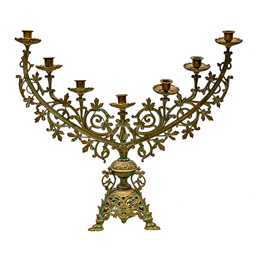 Sub.:15 - Lote: 1159 -  Candelabro de 7 luces en bronce con trabajo vegetal y patas de garra.