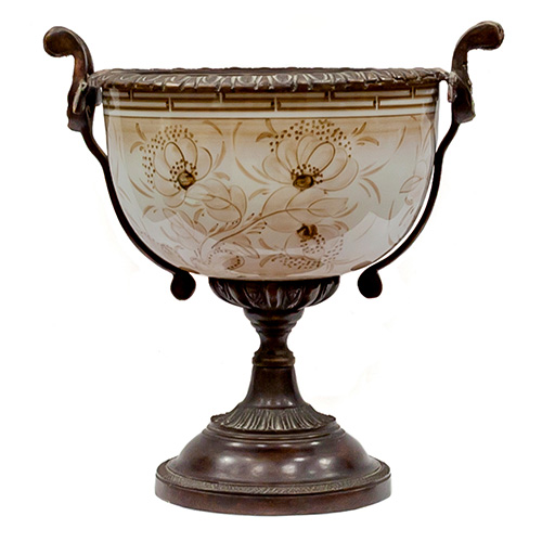 Sub.:15 - Lote: 171 -  Centro de mesa en bronce pavonado y porcelana con decoracin floral.