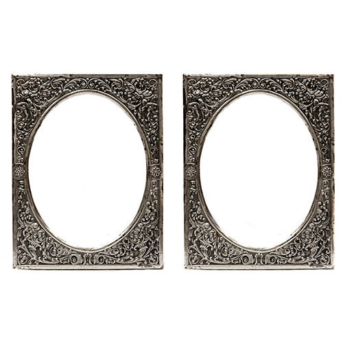 Sub.:15 - Lote: 1135 -  Pareja de marcos en metal plateado repujado con decoracin de cornucopias y roleos vegetales.