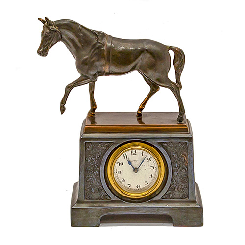Sub.:15 - Lote: 1161 -  Reloj contemporneo con figura de caballo en estao sobre base de cobre plateado.