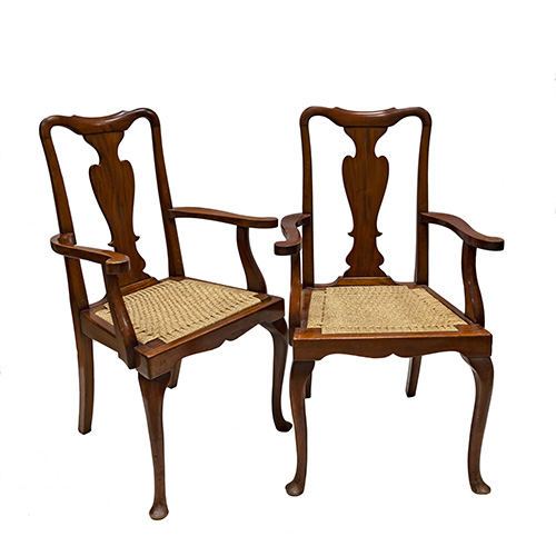 Sub.:15 - Lote: 1298 -  Pareja de sillones modelo Reina Ana con respaldo calado en forma de copa y asiento de enea.