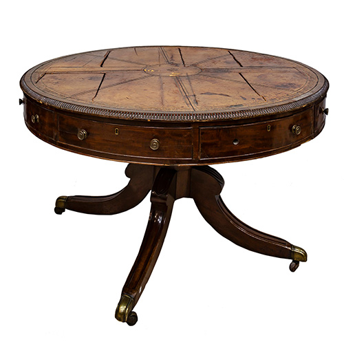 Sub.:15 - Lote: 1299 -  Mesa de tambor inglesa, s. XIX. En madera de caoba con aplicaciones en bronce, pie central, cajones en cintura y tapa de cuero. 