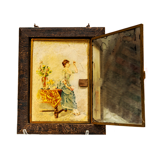 Sub.:15 - Lote: 1311 -  Espejo de colgar de tres caras con cromolitografas de escenas cotidianas de damas. Francia, principios s. XX.