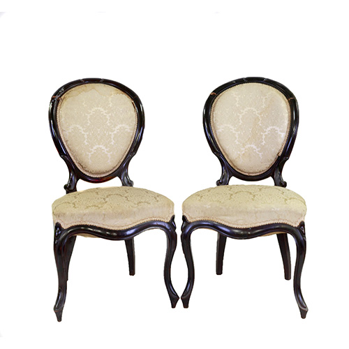 Sub.:15 - Lote: 1209 -  Pareja de sillas isabelinas en madera ebonizada con respaldo de medalln y asiento tapizados, s. XIX.