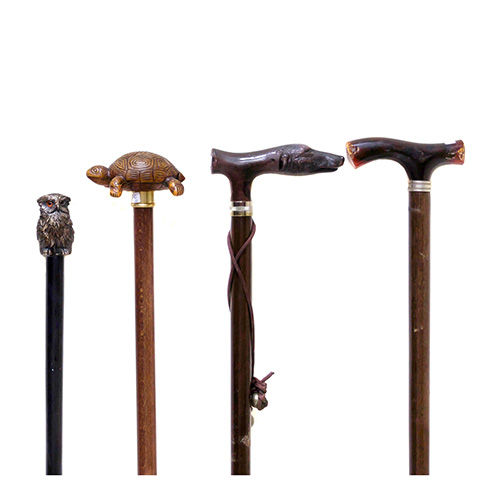 Sub.:15 - Lote: 1164 -  Lote de cuatro bastones con fuste de madera. 