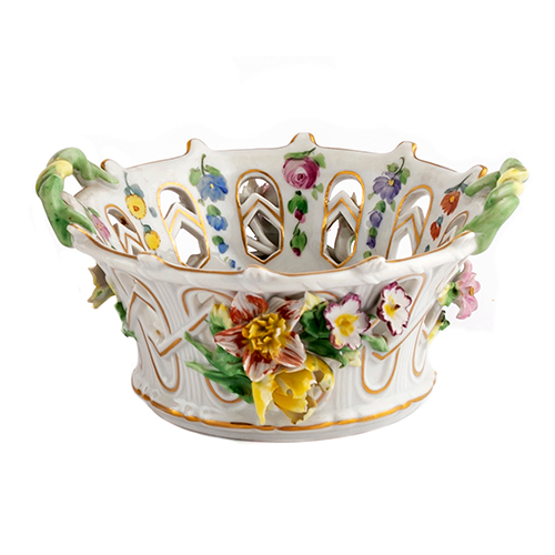 Sub.:16-Oc - Lote: 221 -  Cestillo en porcelana con flores en relieve