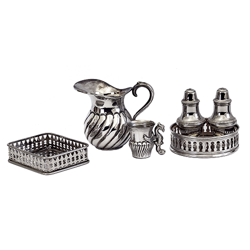 Sub.:16-Oc - Lote: 213 -  Lote de seis objetos en metal plateado: salero, pimentero, palillero, jarra y dos centros.