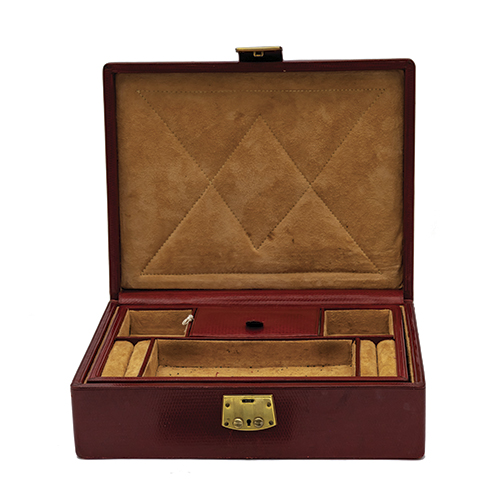 Sub.:16-Oc - Lote: 240 -  Joyero realizado en piel roja con grecas doradas.