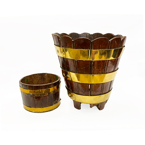 Sub.:16-Oc - Lote: 253 -  Dos maceteros en madera y lat�n.
