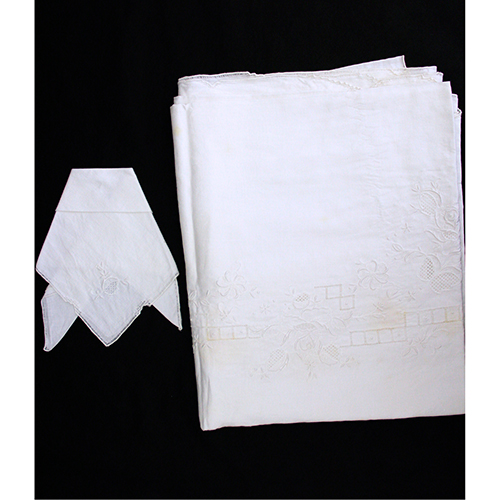 Sub.:16-Oc - Lote: 266 -  Mantel ovalado en hilo de 12 servicios y 12 servilletas con inicial D bordada