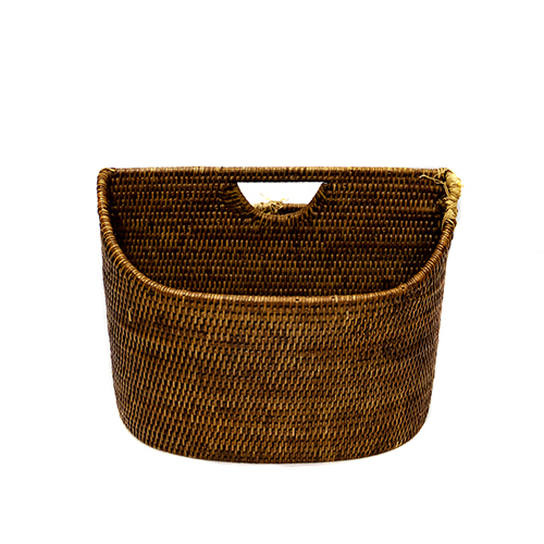 Sub.:16-Oc - Lote: 228 -  Revistero realizado en mimbre con dos compartimentos.