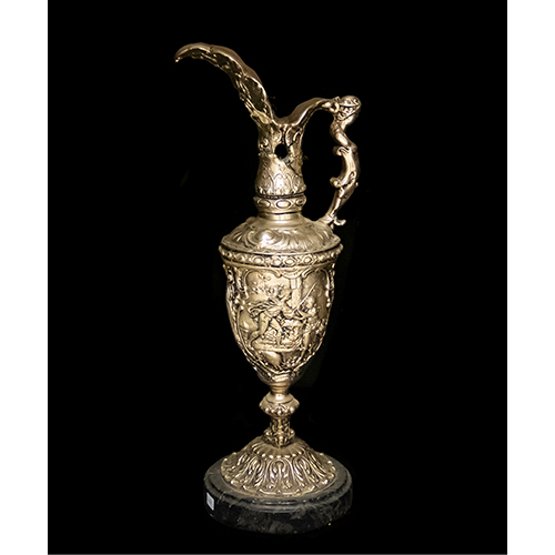 Sub.:16-Oc - Lote: 203 -  Jarra en resina con cubierta en metal plateado y base de m�rmol