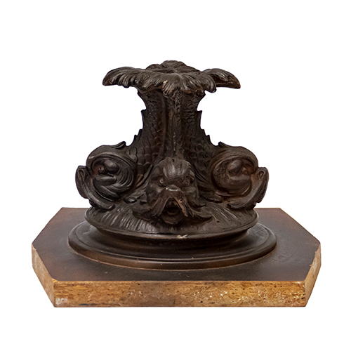 Sub.:16-Oc - Lote: 317 -  Base de delfines en calamina sobre peana de madera.