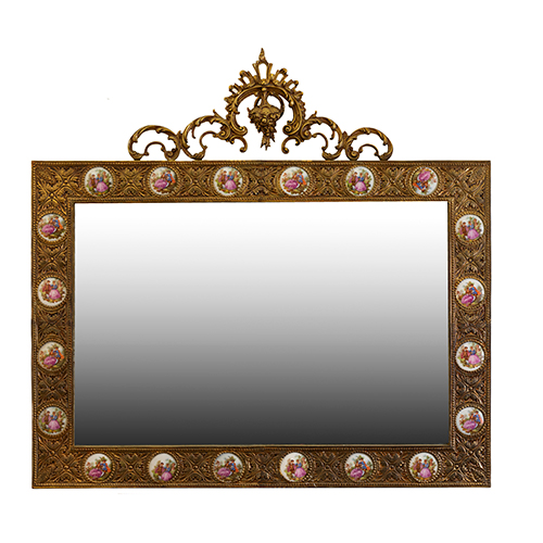 Sub.:16-Oc - Lote: 304 -  Espejo en bronce con medallones de porcelana.