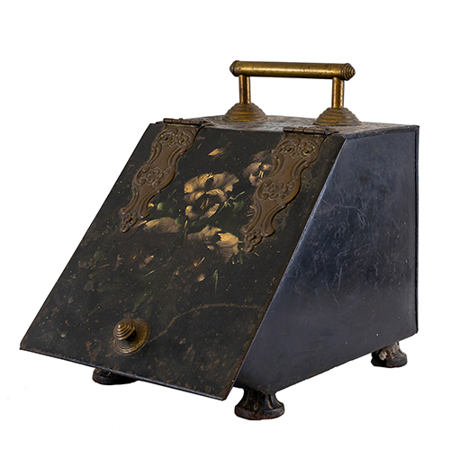 Sub.:16-Oc - Lote: 341 -  Carbonera realizada en chapa con escenas florales pintadas en la tapa