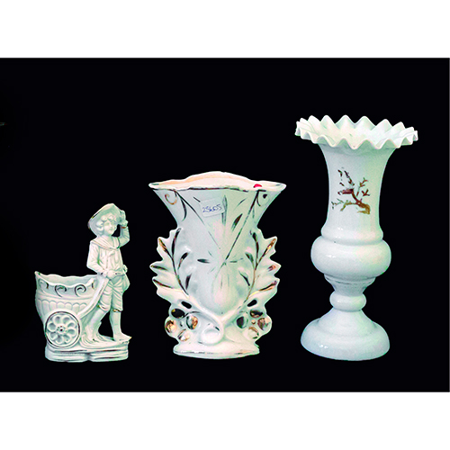 Sub.:16-Oc - Lote: 269 -  Lote compuesto por jarr�n isabelino en cer�mica vidriada con decoraci�n dorada, jarr�n en opalina y figura en biscuit representando un ni�o con carro.
