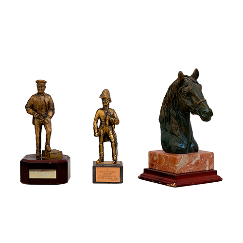 Sub.:16-Oc - Lote: 252 -  Dos figuras militares en bronce y cabeza de caballo en resina con peana de m�rmol