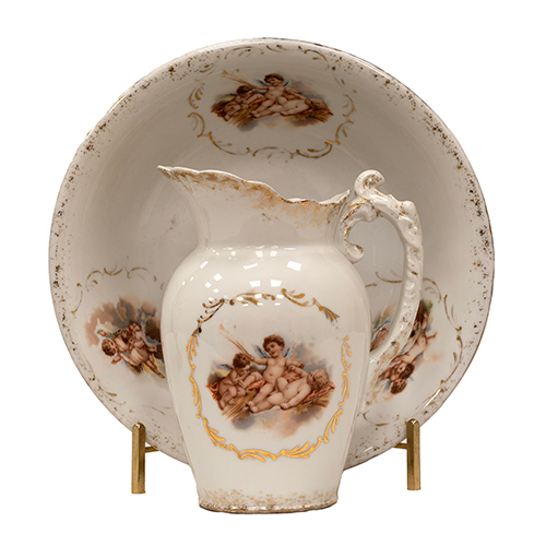 Sub.:16-Oc - Lote: 340 -  Aguamanil en porcelana decorada con escenas de �ngeles y aplicaciones doradas.