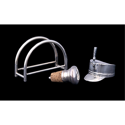 Sub.:16-Oc - Lote: 207 -  Servilletero, gorro militar en metal plateado y tap�n en plata