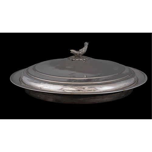 Sub.:16-Oc - Lote: 208 -  Presentador en metal plateado