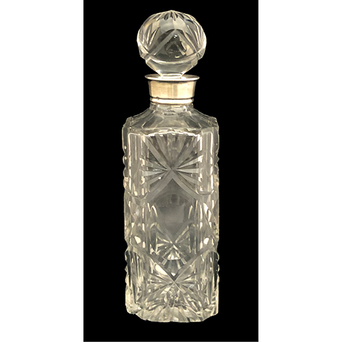 Sub.:16-Oc - Lote: 299 -  Licorera en cristal tallado con embocadura de plata