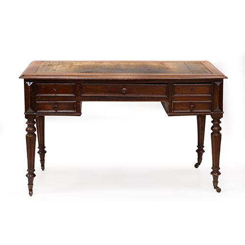 Sub.:16-Oc - Lote: 337 -  Mesa de despacho con tapa de cuero verde y decoraci�n a la rueda en dorado con patas torneadas. �poca Alfonsina.