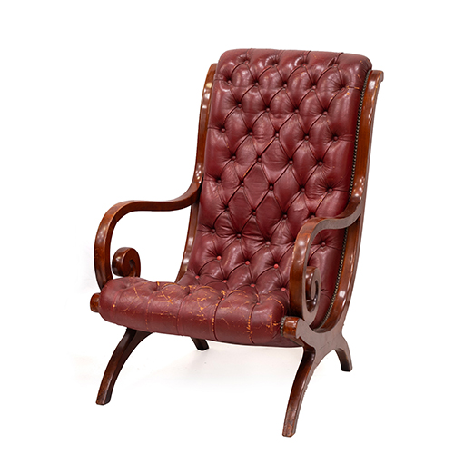 Sub.:16-Oc - Lote: 323 -  Sillon capitone en cuero granate