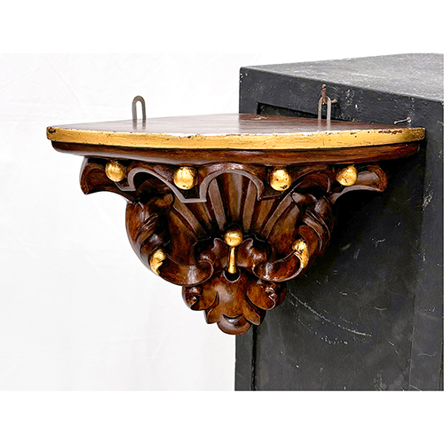 Sub.:16-Oc - Lote: 241 -  M�nsula en estuco patinado y dorado.