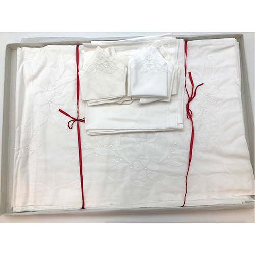 Sub.:16-Oc - Lote: 335 -  Manteler�a bordada con 8 servilletas grandes y doce peque�as