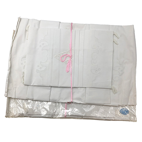 Sub.:16-Oc - Lote: 312 -  Pareja de s�banas con sus almohadones bordadas con iniciales y aplicaciones, cama de 105 cm