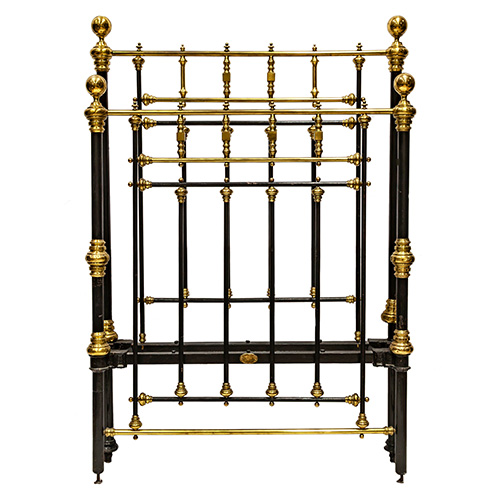 Sub.:16 - Lote: 1333 -  Cama completa en hierro y lat�n compuesta por cabecero, piecero y travesa�os.