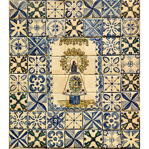 Sub.:16 - Lote: 181 -  Panel de azulejos en cermica de muel representando la Virgen del Pilar en tonalidades azules y muestrario de decoracin en la cermica de muel.