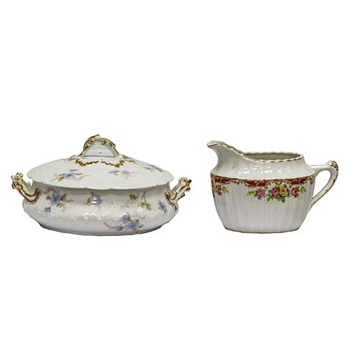 Sub.:17-Oc - Lote: 189 -  Sopera en porcelana esmaltada con motivos florales y ribetes dorados. Procedencia francesa.