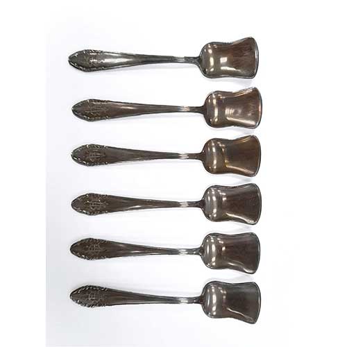 Sub.:17-Oc - Lote: 395 -  Seis cucharillas de helado en metal plateado, con iniciales grabadas. En estuche original