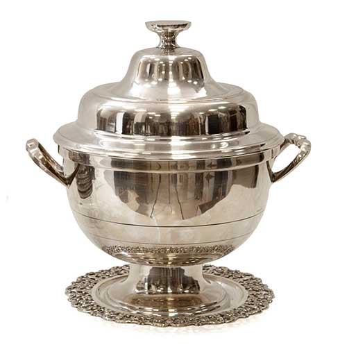 Sub.:17-Oc - Lote: 123 -  Sopera con bandeja en metal plateado.