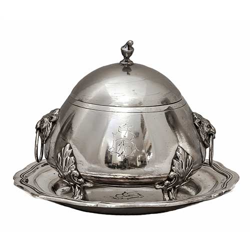 Sub.:17-Oc - Lote: 130 -  Lote de azucarero y plato en alpaca grabados. el grabado presenta decoracion en relieve con cabeza de le�n.