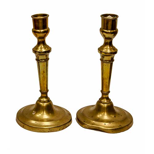 Sub.:17-Oc - Lote: 293 -  Pareja de candeleros en bronce