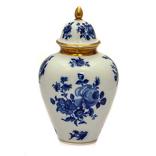 Sub.:17-Oc - Lote: 261 -  Tibor en porcelana alemana KPM con flores azules y ribetes dorados.