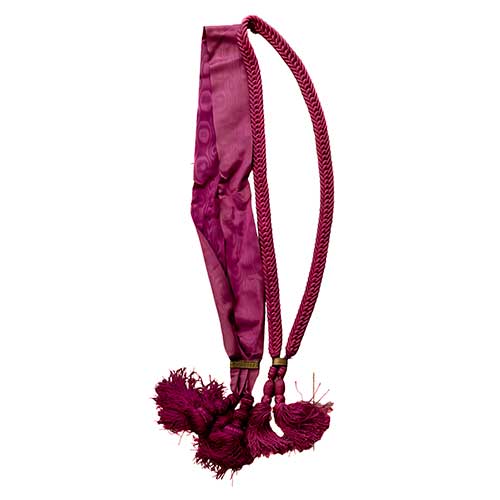 Sub.:17-Oc - Lote: 326 -  Banda y cord�n de la Victoria en carmes� con pasadores en metal con leyenda 